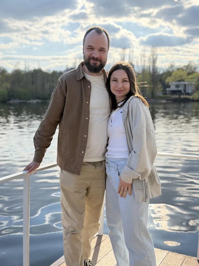 Сергей и Екатерина на пирсе у воды
